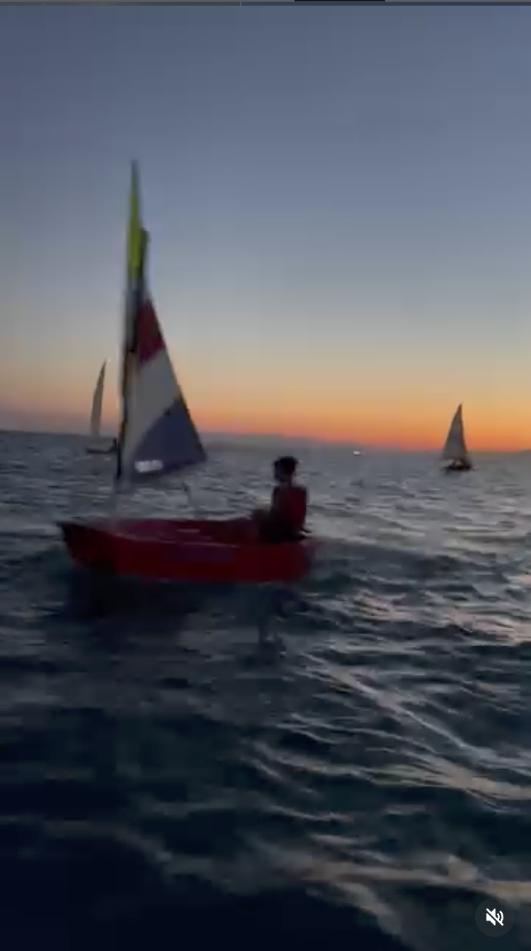 optimist al tramonto